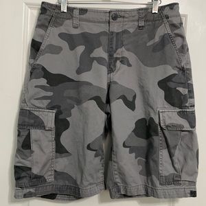 Gap men’s camouflage cargo shorts